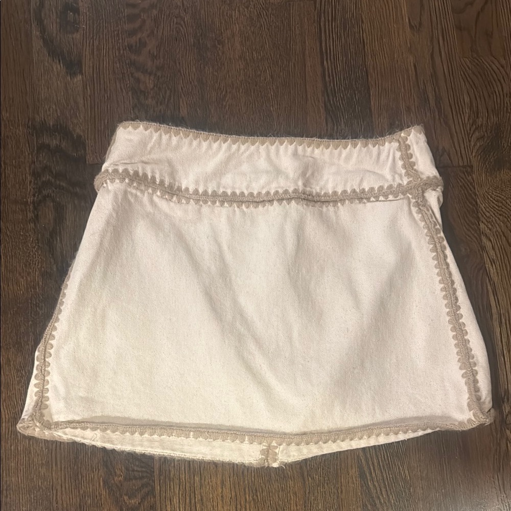 Blank NYC Cream Mini Skirt with Tan Trim
